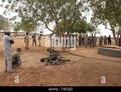 Us Marine Corps Gen. Thomas D. Waldhauser, Kommandeur der US Africa Command, Uhren eine Demonstration von Soldaten auf die schnelle Intervention Bataillon, Elite des Djiboutian Armee militärische Kraft zugeordnet, während ein Besuch bei älteren Djiboutian Beamten einschließlich der Generalstabschef der Streitkräfte Dschibuti Zakaria Cheik Ibrahim, an einem Training Base in Dschibuti, 21. März 2019. Waldhauser besucht, um das Wachstum und die Entwicklung der Djiboutian Sicherheitskräfte zu diskutieren. Stockfoto