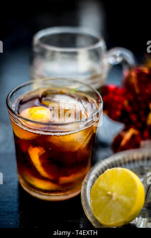 Pomosa Pamosa oder trinken oder klassische Mimosa Drink in ein durchsichtiges Glas mit Champagner, Granatapfelsaft oder annar ka Saft, Zitronensaft, Minze, Eis c Stockfoto
