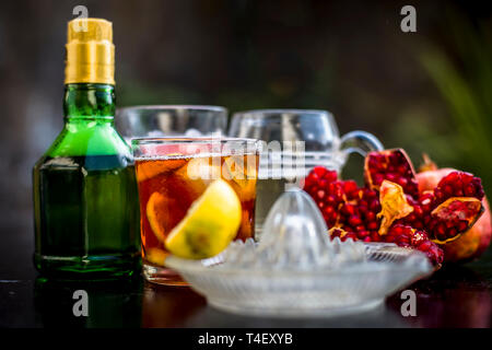 Pomosa Pamosa oder trinken oder klassische Mimosa Drink in ein durchsichtiges Glas mit Champagner, Granatapfelsaft oder annar ka Saft, Zitronensaft, Minze, Eis c Stockfoto