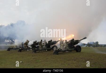 Soldaten der 2. Battallion, 116 Field Artillery Regiment, Feuer ein 19-gun Salute während einer während der Adjutant General Ändern des Befehls Zeremonie im Camp Blanding gemeinsame Training Center am 6. April. Das Team feuerte vier M119A2 105mm Haubitzen zu Florida State Reg ehren. Ron DeSantis, Oberbefehlshaber der Florida National Guard, die für die Zeremonie anwesend war. Stockfoto