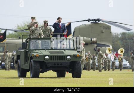 Reg. Ron DeSantis (rechts), Oberbefehlshaber der Florida National Guard, durch Generalmajor Michael Calhoun, ausgehende Adjutant General von Florida, Generalmajor James O. Eifert, eingehende Adjutant General von Florida, und Oberst Gregory Cardenoas stand auf einem Humvee begleitet die Truppen bei einem Befehl Zeremonie im Camp Blanding gemeinsame Training Center am 6. April prüfen. Während der Zeremonie Eifert Befehl von Calhoun, das nach 36 Jahren Service zurückgezogen angenommen Stockfoto