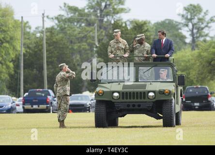 Reg. Ron DeSantis (rechts), Oberbefehlshaber der Florida National Guard, durch Generalmajor Michael Calhoun, ausgehende Adjutant General von Florida, Generalmajor James O. Eifert, eingehende Adjutant General von Florida, und Oberst Gregory Cardenoas stand auf einem Humvee begleitet die Truppen bei einem Befehl Zeremonie im Camp Blanding gemeinsame Training Center am 6. April prüfen. Während der Zeremonie Eifert Befehl von Calhoun, das nach 36 Jahren Service zurückgezogen angenommen Stockfoto