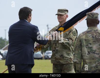 Reg. Ron DeSantis, Oberbefehlshaber der Florida National Guard, präsentiert die Florida National Guard Flagge zu Generalmajor James Eifert, eingehende Adjutant General von Florida, die während eines Befehls Zeremonie im Camp Blanding gemeinsame Training Center am 6. April. Diese Weitergabe der Farben stellt Eiferts Übernahme der Befehl von Generalmajor Michael Calhoun, ausgehende Adjutant General von Florida, die nach 36 Jahren Service zurückgezogen Stockfoto