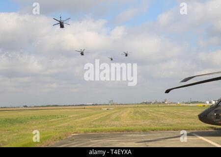 CORPUS CHRISTI, Texas - 4 Combat Aviation Brigade, 4 Infanterie Division UH-60 Black Hawk Flugzeugbesatzungen für Fort Carson, Colorado, 30. März 2019. Die 4 CAB zurück von Europa, wo sie zur Unterstützung der Atlantischen lösen, eine Mission, die der Bereitschaft baut eingesetzt, erhöht die Interoperabilität verbessert und die Bande zwischen den Verbündeten und Partner Militärs mit multinationalen Ausbildung Ereignisse in Bulgarien, Estland, Ungarn, Lettland, Litauen, Polen und Rumänien. Über 1.500 Stücke der Feuerwehr Ausrüstung, einschließlich Hubschrauber, Behälter und taktische Fahrzeuge, wurden von zwei Schiffe am Th geladen Stockfoto