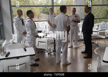 WILMINGTON, N.C. (5. April 2019) North Carolina Gouverneur Roy Cooper spricht für die Mannschaft von Virginia-u-Boot USS North Carolina (SSN777) während Wilmington Marine Woche. Die marine Woche Programm dient als Auftraggeber übertreffen Bemühung der Marine in den Bereichen des Landes ohne eine bedeutende Marine Präsenz. Stockfoto