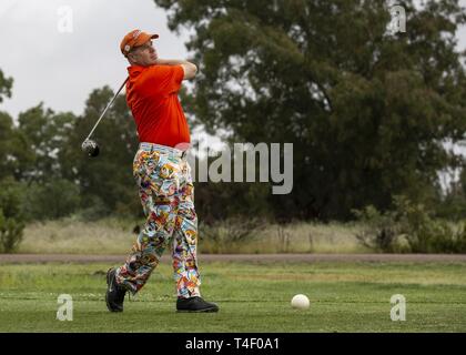 Oberstleutnant Edmund B. Tomlinson, stellvertretender Stabschef, Marine Corps Recruit Depot, beteiligt sich an der 200 m lange Fahrt während der Golf Community Event mit San Diego Polizei Northeastern Division und Marines mit Marine Corps Air Station Miramar, Kalifornien, April 5. Die 2019-Turnier wurde zu Ehren des ersten America's Ersthelfer. Die Veranstaltung bestand hauptsächlich aus aktive militärische Aufgabe Mitglieder, Veteranen, der Feuerwehr und den San Diego Police Department. Stockfoto