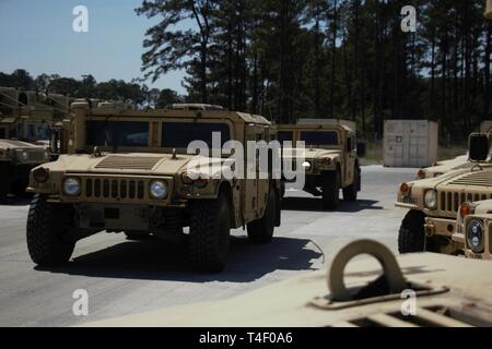 Fahrzeuge für die Zentrale und Sitz der Gesellschaft, 2. gepanzerte Brigade Combat Team, 3rd Infantry Division, lassen Sie den Motor Pool in Fort Stewart, Ga, April 3. Die Fahrzeuge sind in Vorbereitung für 2 ABCT der Rotation auf die National Training Center im Mai. Stockfoto