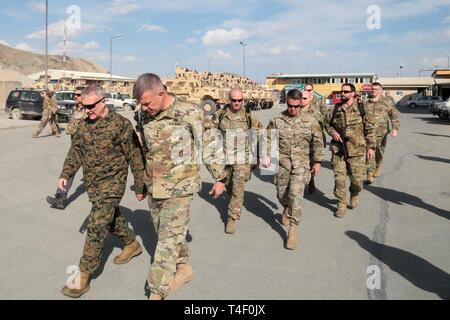 Us Marine Corps Gen. Kenneth F. Mckenzie jr., US Central Command Commander, Links, trifft sich mit Generator Austin Scott Miller, der entschlossenen Unterstützung Mission Commander, und der US-Armee Generalleutnant James E. Rainey, General, kombinierte Sicherheit Übergang Befehl - Afghanistan, bei seinem Besuch in Kabul Afghanistan, April, 5 2019. Während der Tagung, McKenzie, Miller, und Rainey besprochen, Sicherheit und Stabilität in der Region. Stockfoto