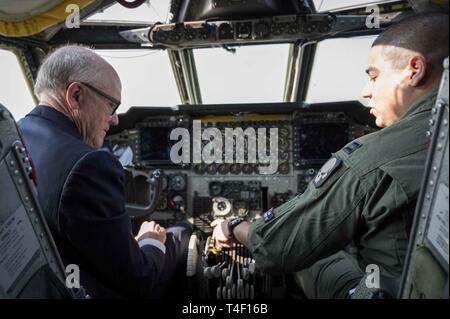 Us-Botschafter in Großbritannien Robert Wood Johnson sitzt im Cockpit eines B-52 Stratofortress mit Kapitän Carlos Espino, 20 Bomb Squadron Pilot, bei einem Besuch in RAF Fairford, England, 29. März 2019. Johnson besucht die Basisstation während einer US-Strategic Command Bomber Task Force in Europa und der 70. Jahrestag der NATO zu feiern. Stockfoto