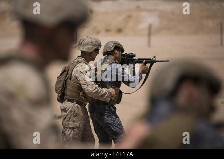 CAMP TITIN, Jordanien (April 3, 2019) ein US-Marine mit 5 Platoon, Charlie Company, flotte Anti-terror-Security Team, Central Command (FASTCENT), Führer einer jordanischen Marine während und ein Experte auf einem Austausch mit Service Mitglieder von 77Th Marine Bataillon, Royal Jordanian Seestreitkräfte. FASTCENT bietet Expeditionary antiterrorism und Sicherheitskräfte, Botschaften, Konsulate und andere lebenswichtige nationale Vermögenswerte in der ganzen Region. Stockfoto