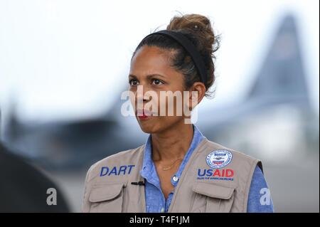 Sureka Khandagle, AMERIKANISCHE Agentur für Internationale Entwicklung (USAID) Katastrophenhilfe Response Team" (DART) führen, führt ein Interview in Reaktion auf Mosambik Soforthilfe am Internationalen Flughafen in Maputo, Mosambik, April 5, 2019. Mannschaften von Combined Joint Task Force-Horn in Afrika, die führenden US-amerikanischen Verteidigungsministerium unterstützt Hilfsmaßnahmen in Mosambik, begann der unmittelbaren Vorbereitung zu reagieren nach einem Aufruf zur Unterstützung der USAID DART. Stockfoto