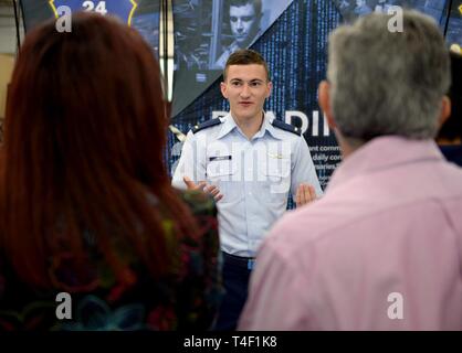 Luftstreitkräfte Cyber Flieger repräsentieren die Einheit während des CyberTexas Stiftung 9. jährlichen San Antonio Mayor's Cyber Cup Awards luncheon in San Antonio, Texas, 30. März 2019. Die Veranstaltung anerkannt der Air Force Association CyberPatriot Teams. Stockfoto