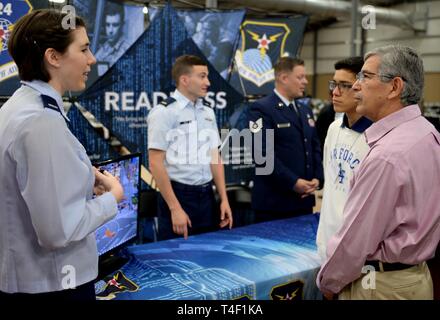 Luftstreitkräfte Cyber Flieger repräsentieren die Einheit während des CyberTexas Stiftung 9. jährlichen San Antonio Mayor's Cyber Cup Awards luncheon in San Antonio, Texas, 30. März 2019. Die Veranstaltung anerkannt der Air Force Association CyberPatriot Teams. Stockfoto