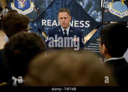 Luftstreitkräfte Cyber Flieger repräsentieren die Einheit während des CyberTexas Stiftung 9. jährlichen San Antonio Mayor's Cyber Cup Awards luncheon in San Antonio, Texas, 30. März 2019. Die Veranstaltung anerkannt der Air Force Association CyberPatriot Teams. Stockfoto