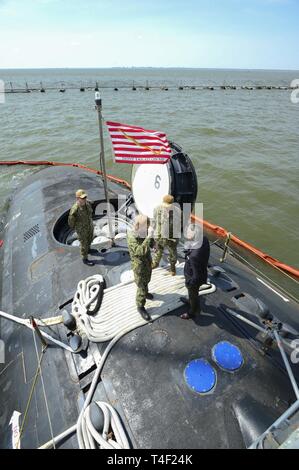 NORFOLK, Virginia (April 8, 2019) - Herr Gregory Slawischen, Assistant Secretary der Marine, diskutiert u-boot Flugkörperkapazitäten mit Kapitän Marty Mucklan, Commodore, Submarine Squadron Six und Cdr. Wird Willey, Kommandierender Offizier, USS John Warner (SSN785), während einer Tour an Bord der John Warner, 8. April 2019. Slawische ist zuständig für die Überwachung und Kontrolle von Arbeitskräften und finden allgemeine Angelegenheiten der Abteilung der Marine, einschließlich der Entwicklung der Programme und der Politik, die an Soldaten, deren Angehörige und die zivilen Mitarbeiter. Stockfoto