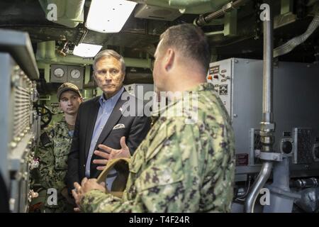 NORFOLK, Virginia (April 8, 2019) - Herr Gregory Slawischen, Assistant Secretary der Marine, Gespräche mit Crew Mitglieder während einer Tour an Bord der USS John Warner (SSN785), 8. April 2019. Slawische ist zuständig für die Überwachung und Kontrolle von Arbeitskräften und finden allgemeine Angelegenheiten der Abteilung der Marine, einschließlich der Entwicklung der Programme und der Politik, die an Soldaten, deren Angehörige und die zivilen Mitarbeiter. Stockfoto