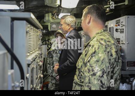 NORFOLK, Virginia (April 8, 2019) - Herr Gregory Slawischen, Assistant Secretary der Marine, Gespräche mit Crew Mitglieder während einer Tour an Bord der USS John Warner (SSN785), 8. April 2019. Slawische ist zuständig für die Überwachung und Kontrolle von Arbeitskräften und finden allgemeine Angelegenheiten der Abteilung der Marine, einschließlich der Entwicklung der Programme und der Politik, die an Soldaten, deren Angehörige und die zivilen Mitarbeiter. Stockfoto