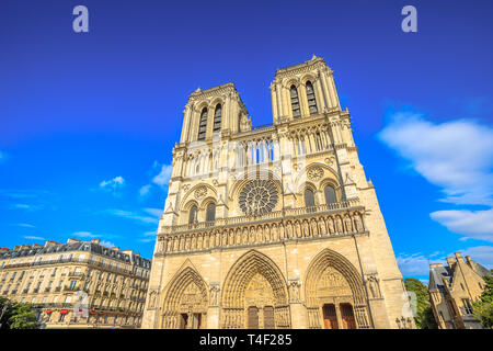 Details der französischen Architektur der Kathedrale Notre Dame von Paris, Frankreich. Schönen, sonnigen Tag in den blauen Himmel. Unsere Liebe Frau von Paris Kirche. Zentralen Stockfoto