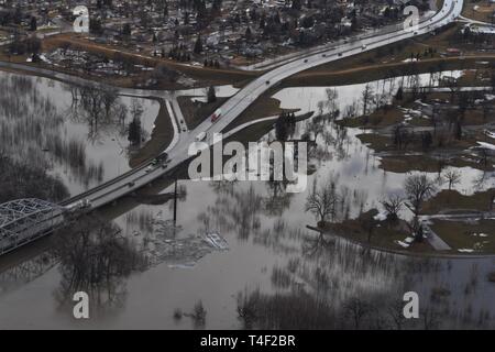 Grand Forks Air Force Base zusammen mit US-amerikanischen Zoll- und Grenzschutz auf Luftaufnahmen und Fotos der aktuellen Pegelstände in Grand Forks, Northh Dakota entlang des Red River & Red Lake River, April 8, 2019. Fotos wurden zwischen 9 und 10 Uhr vor der Schließung der Sorlie Brücke gefangen. River Water level stieg auf 40' unter dem sorlie Brücke entlang des Deiches/Hochwasserschutz zwischen Grand Forks, ND und East Grand Forks, Minnesota. Stockfoto