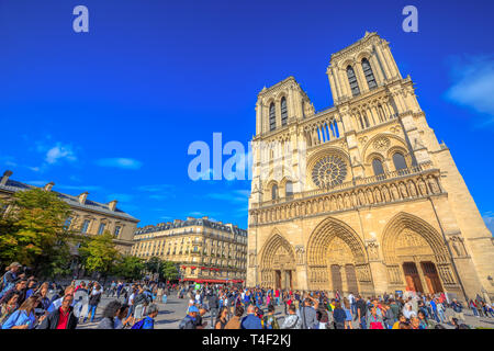 Paris, Frankreich, 1. Juli 2017: Viele Touristen in eckigen von Notre Dame de Paris, der Ile de la Cite, während Sie warten die berühmte gotische Kirche zu besuchen. Sonnig Stockfoto