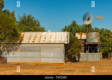 Bohrung Wasser pumpen ausrüstung gefunden direkt gegenüber ländlichen Australien. Stockfoto