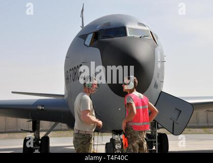 Flieger von der 451St Expeditionary Aircraft Maintenance Squadron vor dem Flug einer KC-135 Stratotanker Flugplatz in Kandahar, Afghanistan, April 4, 2019. Die KC-135 s nach Kandahar im Einsatz die Luftbetankung Funktionen bieten, deutlich mehr und die Reichweite der verschiedenen militärischen Flugzeuge der US Central Command Verantwortungsbereich. Stockfoto