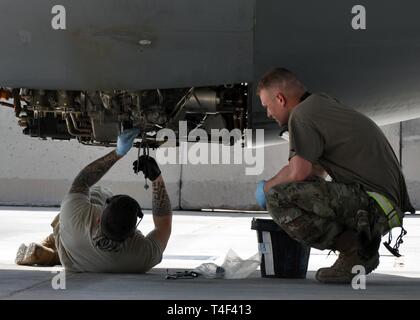 Flieger von der 451St Expeditionary Aircraft Maintenance Squadron Führen Sie Wartungsarbeiten an KC-135 Stratotanker Motoren bei Kandahar Airfield, Afghanistan, April 4, 2019. Die KC-135 s nach Kandahar im Einsatz die Luftbetankung Funktionen bieten, deutlich mehr und die Reichweite der verschiedenen militärischen Flugzeuge der US Central Command Verantwortungsbereich. Stockfoto