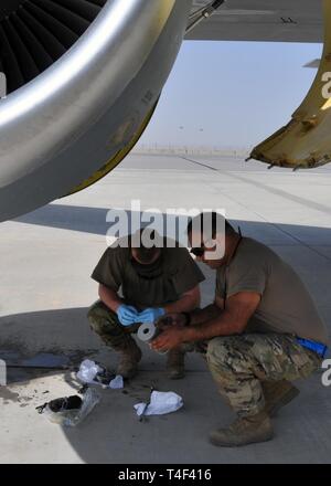 Flieger von der 451St Expeditionary Aircraft Maintenance Squadron Führen Sie Wartungsarbeiten an KC-135 Stratotanker Motoren bei Kandahar Airfield, Afghanistan, April 4, 2019. Die KC-135 s nach Kandahar im Einsatz die Luftbetankung Funktionen bieten, deutlich mehr und die Reichweite der verschiedenen militärischen Flugzeuge der US Central Command Verantwortungsbereich. Stockfoto