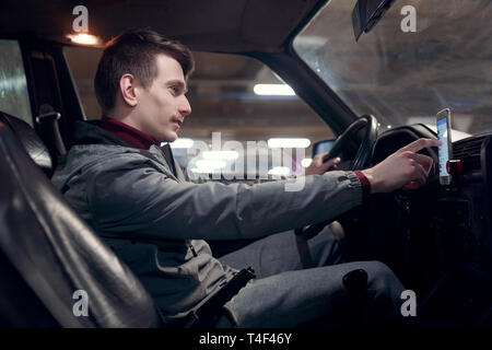 Seite Foto von männlichen Fahrer einrichten Der Navigator im Auto sitzen. Stockfoto