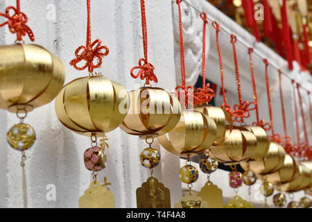 Yuchi Taiwan am 29. März 2019: Golden Bell Spende und schreiben Name für Glück hängen an der Wand in Xuanguang Tempel Sun Moon Lake Stockfoto