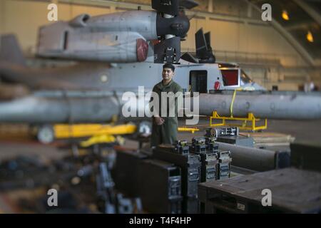 Lance Cpl. Antonio C. Deleon, ein Flugzeug ordnance Techniker mit mittlerer Tiltrotor Squadron 262 (verstärkt), Marine Corps Air Station Futenma, Okinawa, Japan, 28. März 2019. Deleon ein Eingeborener von Portland, Oregon, vom Park Rose High School im Juni 2016 absolvierte, bevor er im Dezember 2016. Deleon genießt die Chancen und Kulturen, dass er durch die Marine Corps zu erleben. Da Deleon wurde in er Verantwortung und Rechenschaftspflicht für diejenigen Aktionen gelernt hat. Stockfoto