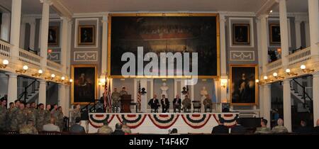 Gewählte Beamte und leitende Armee Führer geholfen, aus der US-Armee erste Armee Woche in Boston, April 8 Kick mit einer Veranstaltung im historischen Faneuil Hall. Armee Woche - Boston ist eine gesamte Armee Community Outreach Aufwand die Boston Gemeinschaft und ihre Bürger mit der Armee Sie noch nicht getroffen haben, zu verbinden. Stockfoto