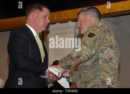 Boston Bürgermeister Martin J. Walsh, Links, erhält eine Flagge von Generalmajor Mark W. Palzer, kommandierender General der US-Armee Finden 99th Bereitschaft Division, während die am 8. April Kick-Off-Veranstaltung für die erste der US-Armee Armee je Woche in Boston. Armee Woche - Boston ist eine gesamte Armee Community Outreach Aufwand die Boston Gemeinschaft und ihre Bürger mit der Armee Sie noch nicht getroffen haben, zu verbinden. Stockfoto