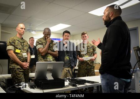 Naval Information Warfare Center, SAN DIEGO, (5. April 2019) Die Bewertung Team eine Demo bei ANTX bewerten. Die April 2019 21. Jahrhundert kombinierte Waffen Advanced Naval Technologies Übung (ANTX) ist eine multi-site militärische Übung auf dem Zur Schau stellen Technologien, Vorauszahlung und Amerikas Krieg kämpfen Vorteil beschleunigen. Fast 40 Forschung und Engineering Unternehmen aus dem Naval Research und Entwicklung Einrichtung (NR & DE), der Industrie, der Wissenschaft und der militärischen Einrichtungen in der Übung teilgenommen. ( Stockfoto