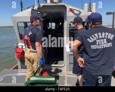 Ein Coast Guard Station Galveston 45-Fuß-Antwort Boat-Medium Crew bereitet ein besatzungsmitglied von einem conainer Schiff zu warten auf Emergency medical services Personal an der Coast Guard Station Galveston nach einem medevac am 9. April 2019 in der Nähe von Galveston, Texas zu übertragen. Sektor Houston-Galveston watchstanders erhielt einen Bericht vom Containerschiff CMA CGM Alcazar, dass ein Crewmitglied an Bord benötigte medizinische Hilfe. Us-Küstenwache Stockfoto