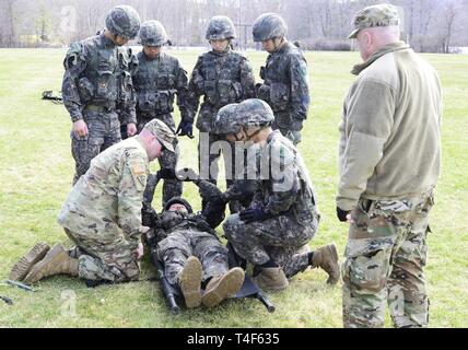 Kadetten von der Korea Military Academy, der Republik Korea, Zug auf taktisches Pflege und Wurf tragen zur Vorbereitung der 51. Tagung der Sandhurst militärischen Fähigkeiten Konkurrenz in West Point, New York, April 12-13. Sandhurst, einem führenden internationalen militärischen Akademie Wettbewerb, der in 1967 anfing, ist ein zweitägiges, etwa 30 km langen Kurs mit individuellen - und Squad gefüllt - Ereignisse, die militärische Excellence zukünftiger Führungskräfte in der ganzen Welt zu fördern. In diesem Jahr 49 Teams aus mehr als einem Dutzend Ländern am Wettbewerb teilnehmen, mit zwei ersten Teams aus Dänemark konkurrierenden Stockfoto