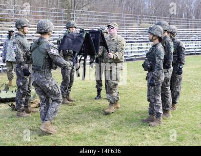 Korea Militär Akademie Kadetten, der Republik Korea, lernen, wie man ein Talon II® zusammenklappbare Wurf während taktisches Unfallversicherung care Ausbildung an der U.S. Military Academy, West Point, New York, in der Vorbereitung für den 51. Sandhurst Wettbewerb, April 12-13. Sandhurst, einem führenden internationalen militärischen Akademie Wettbewerb, der in 1967 anfing, ist ein zweitägiges, etwa 30 km langen Kurs mit individuellen und Squad gefüllt - Ereignisse, die militärische Excellence zukünftiger Führungskräfte in der ganzen Welt zu fördern. In diesem Jahr 49 Teams aus mehr als einem Dutzend Ländern am Wettbewerb teilnehmen, Stockfoto