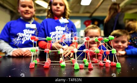 Der dritte jährliche Kingsley Kids Day empfohlene Aktivitäten im Klassenzimmer wie der Bau einer Brücke von gumdrops und Zahnstochern - eine Lektion in angewandter Physik und Ingenieurbau getarnt als Spaß, Hands-on-Konkurrenz an Kingsley Feld in Klamath Falls, Oregon April 6, 2019. Das Programm bringt die Kinder von Kingsley Flieger an der Basis für einen Tag der Naturwissenschaften, Technik und Mathematik Exposition in einem Spaß, interaktiven Umgebung und endet mit einer Präsentation von einem leitenden Offizier zu jedem der Kinder. Stockfoto