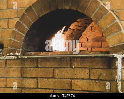 Pita Brot in typischen Backstein Holz Fladenbrot ist eine Art Fladenbrot in der nahöstlichen Küche. Stockfoto