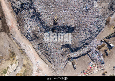 Antenne top drone Ansicht von großen Abfallhaufen, Müllkippe, Deponie, Abfälle aus Haushalt Dumping site, Bagger Maschine arbeitet auf einem Berg von Ga Stockfoto