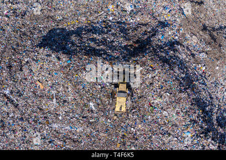 Antenne top drone Ansicht von großen Abfallhaufen, Müllkippe, Deponie, Abfälle aus Haushalt Dumping site, Bagger Maschine arbeitet auf einem Berg von Ga Stockfoto