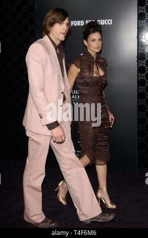 LOS ANGELES, Ca. März 28, 2004: Ashton Kutcher und Demi Moore am Rodeo Drive Walk of Style Gala zu Ehren Gucci Tom Ford. Stockfoto