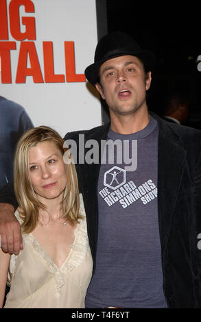 LOS ANGELES, Ca. März 29, 2004: Schauspieler Johnny Knoxville & Frau an der Weltpremiere in Hollywood, seines neuen Films gehen hoch. Stockfoto