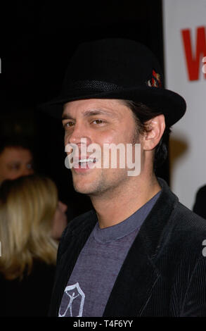 LOS ANGELES, Ca. März 29, 2004: Schauspieler Johnny Knoxville & Frau an der Weltpremiere in Hollywood, seines neuen Films gehen hoch. Stockfoto