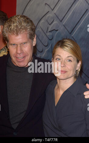 LOS ANGELES, Ca. März 30, 2004: Schauspieler Ron Perlman & Schauspielerin Linda Hamilton am Los Angeles Premiere seines neuen Films Hellboy. Sie spielte in der TV-Serie 1987 Schönheit & das Biest. Stockfoto