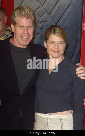 LOS ANGELES, Ca. März 30, 2004: Schauspieler Ron Perlman & Schauspielerin Linda Hamilton am Los Angeles Premiere seines neuen Films Hellboy. Sie spielte in der TV-Serie 1987 Schönheit & das Biest. Stockfoto