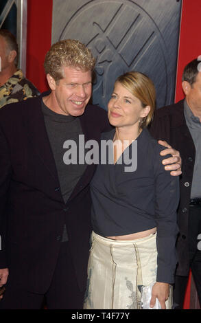 LOS ANGELES, Ca. März 30, 2004: Schauspieler Ron Perlman & Schauspielerin Linda Hamilton am Los Angeles Premiere seines neuen Films Hellboy. Sie spielte in der TV-Serie 1987 Schönheit & das Biest. Stockfoto