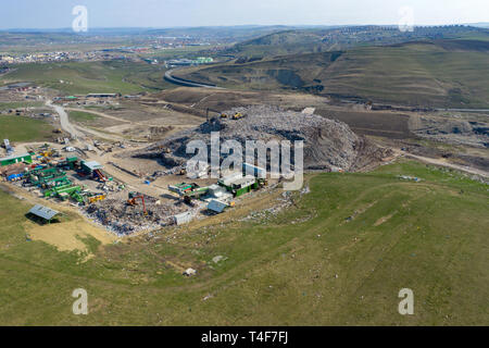 Antenne top drone Ansicht von großen Abfallhaufen, Müllkippe, Deponie, Abfälle aus Haushalt Dumping site, Bagger Maschine arbeitet auf einem Berg von Ga Stockfoto