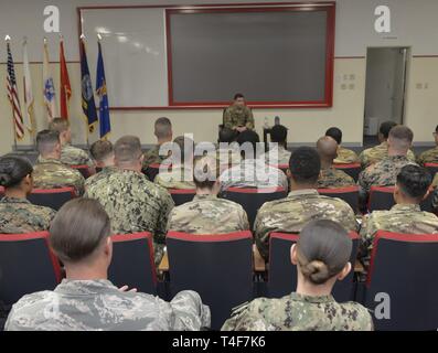 Us Air Force Command Chief Master Sgt. Rick Winegardner, US-Streitkräfte Japan Befehl älterer Soldat Führer, diskutiert die Zukunft der warfighting über den Pazifik Theater der Operationen und wie es US-servicemembers aus allen Branchen mit Mitgliedern der Okinawa gemeinsame Erfahrung am 1. April 2019, bei Kadena Air Base, Japan gehören. Mit dem Militär mehr und mehr integriert, um Erfolg der Mission zu gewährleisten, Führer auf allen Ebenen müssen Wissen und komfortabel Betriebssystem in einer gemeinsamen Umwelt. Stockfoto