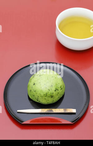 Japanische yomogi mochi Dessert für Frühling yomogi Pflanze aus Reis Kuchen Stockfoto